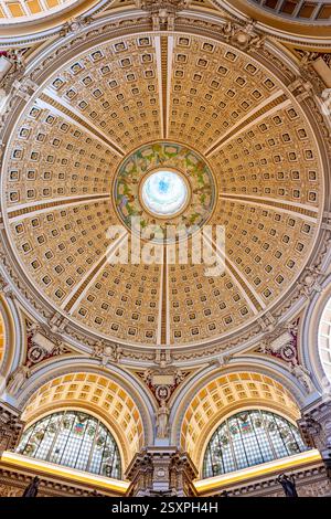WASHINGTON DC – der Hauptlesungsraum der Library of Congress Thomas Jefferson Building verfügt über eine prächtige Kuppeldecke mit Edwin Blashfields allegorischen Gemälden, die Länder darstellen, die zur westlichen Zivilisation beigetragen haben. Acht riesige Marmorsäulen tragen 10 Fuß hohe Gipsfiguren, die Religion, Handel, Geschichte, Kunst, Philosophie, Poesie, Recht und Wissenschaft. Der zentrale Leseraum darunter enthält in konzentrischen Kreisen angeordnete Forscherpulte unter dem 1897 fertiggestellten architektonischen Meisterwerk. Stockfoto