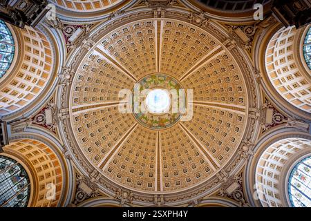 WASHINGTON DC – der Hauptlesungsraum der Library of Congress Thomas Jefferson Building verfügt über eine prächtige Kuppeldecke mit Edwin Blashfields allegorischen Gemälden, die Länder darstellen, die zur westlichen Zivilisation beigetragen haben. Acht riesige Marmorsäulen tragen 10 Fuß hohe Gipsfiguren, die Religion, Handel, Geschichte, Kunst, Philosophie, Poesie, Recht und Wissenschaft. Der zentrale Leseraum darunter enthält in konzentrischen Kreisen angeordnete Forscherpulte unter dem 1897 fertiggestellten architektonischen Meisterwerk. Stockfoto