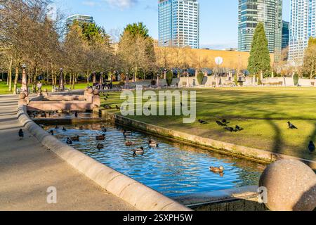 Blick auf einen Wassergraben rund um den Bellevue City Park in Bellevue, Washington. Stockfoto