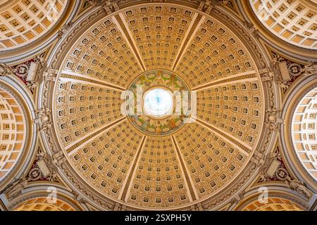 WASHINGTON DC – der Hauptlesungsraum der Library of Congress Thomas Jefferson Building verfügt über eine prächtige Kuppeldecke mit Edwin Blashfields allegorischen Gemälden, die Länder darstellen, die zur westlichen Zivilisation beigetragen haben. Acht riesige Marmorsäulen tragen 10 Fuß hohe Gipsfiguren, die Religion, Handel, Geschichte, Kunst, Philosophie, Poesie, Recht und Wissenschaft. Der zentrale Leseraum darunter enthält in konzentrischen Kreisen angeordnete Forscherpulte unter dem 1897 fertiggestellten architektonischen Meisterwerk. Stockfoto