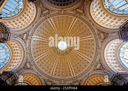 WASHINGTON DC – der Hauptlesungsraum der Library of Congress Thomas Jefferson Building verfügt über eine prächtige Kuppeldecke mit Edwin Blashfields allegorischen Gemälden, die Länder darstellen, die zur westlichen Zivilisation beigetragen haben. Acht riesige Marmorsäulen tragen 10 Fuß hohe Gipsfiguren, die Religion, Handel, Geschichte, Kunst, Philosophie, Poesie, Recht und Wissenschaft. Der zentrale Leseraum darunter enthält in konzentrischen Kreisen angeordnete Forscherpulte unter dem 1897 fertiggestellten architektonischen Meisterwerk. Stockfoto