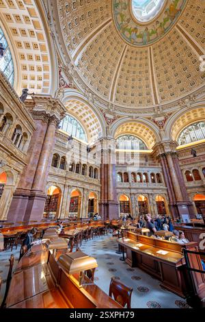 WASHINGTON DC – der Hauptlesungsraum der Library of Congress Thomas Jefferson Building verfügt über eine prächtige Kuppeldecke mit Edwin Blashfields allegorischen Gemälden, die Länder darstellen, die zur westlichen Zivilisation beigetragen haben. Acht riesige Marmorsäulen tragen 10 Fuß hohe Gipsfiguren, die Religion, Handel, Geschichte, Kunst, Philosophie, Poesie, Recht und Wissenschaft. Der zentrale Leseraum darunter enthält in konzentrischen Kreisen angeordnete Forscherpulte unter dem 1897 fertiggestellten architektonischen Meisterwerk. Stockfoto