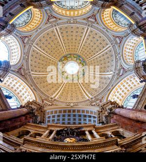 WASHINGTON DC – der Hauptlesungsraum der Library of Congress Thomas Jefferson Building verfügt über eine prächtige Kuppeldecke mit Edwin Blashfields allegorischen Gemälden, die Länder darstellen, die zur westlichen Zivilisation beigetragen haben. Acht riesige Marmorsäulen tragen 10 Fuß hohe Gipsfiguren, die Religion, Handel, Geschichte, Kunst, Philosophie, Poesie, Recht und Wissenschaft. Der zentrale Leseraum darunter enthält in konzentrischen Kreisen angeordnete Forscherpulte unter dem 1897 fertiggestellten architektonischen Meisterwerk. Stockfoto