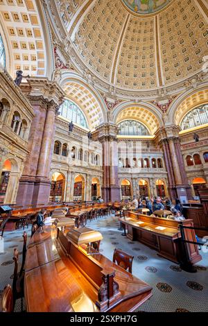 WASHINGTON DC – der Hauptlesungsraum der Library of Congress Thomas Jefferson Building verfügt über eine prächtige Kuppeldecke mit Edwin Blashfields allegorischen Gemälden, die Länder darstellen, die zur westlichen Zivilisation beigetragen haben. Acht riesige Marmorsäulen tragen 10 Fuß hohe Gipsfiguren, die Religion, Handel, Geschichte, Kunst, Philosophie, Poesie, Recht und Wissenschaft. Der zentrale Leseraum darunter enthält in konzentrischen Kreisen angeordnete Forscherpulte unter dem 1897 fertiggestellten architektonischen Meisterwerk. Stockfoto