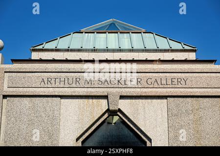 WASHINGTON DC – die Arthur M. Sackler Gallery ist Teil des National Museum of Asian Art der Smithsonian Institution. Das 1987 eröffnete Museum beherbergt eine umfangreiche Sammlung asiatischer Kunst und Artefakte. Das Hotel befindet sich in der National Mall und verbindet die U-Bahn mit der Freer Gallery of Art und bildet ein umfassendes Zentrum für asiatische Kunststudien und Ausstellungen. Stockfoto