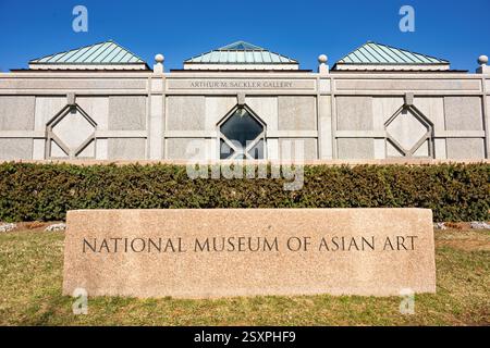 WASHINGTON DC – die Arthur M. Sackler Gallery ist Teil des National Museum of Asian Art der Smithsonian Institution. Das 1987 eröffnete Museum beherbergt eine umfangreiche Sammlung asiatischer Kunst und Artefakte. Das Hotel befindet sich in der National Mall und verbindet die U-Bahn mit der Freer Gallery of Art und bildet ein umfassendes Zentrum für asiatische Kunststudien und Ausstellungen. Stockfoto