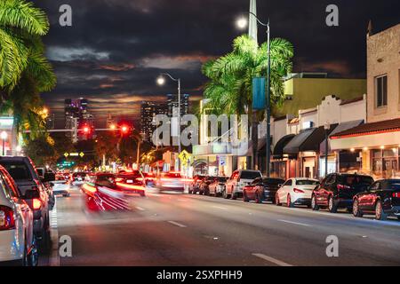 Pulsierende Szene mit der Calle Ocho in Little Havana in Miami, die für ihr starkes kubanisches Erbe und das lebhafte Straßenleben bekannt ist Stockfoto