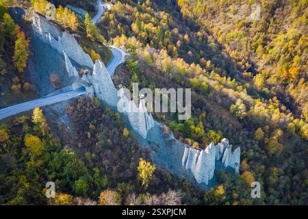 Die Pyramides d'Euseigne aus der Vogelperspektive im Herbst. Euseigne, Val d'Hérens, Gemeinde Hérémence, Kanton Valais, Schweiz, Europa. Stockfoto