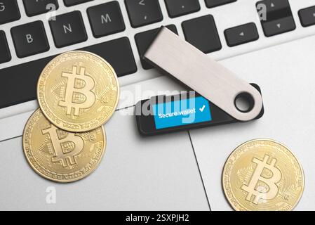Speichern von Kryptowährungsmünzen in sichere digitale Geldbörse. Bitcoin Secure Wallet Stockfoto
