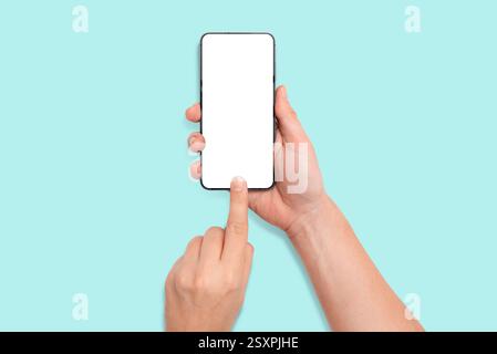 Hand hält modernes Smartphone, isoliertes Modell auf blauem Hintergrund Stockfoto
