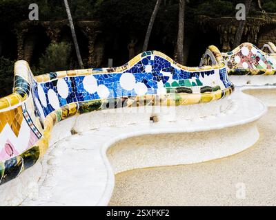 Teil der legendären Bank am Naturplatz oder am Plac de la Natura im Parc Güell, Barcelona. Stockfoto