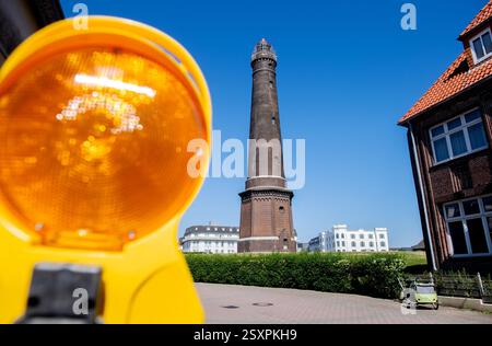 Borkum, Deutschland. Juni 2024. Ein Leuchtfeuer mit Warnleuchte steht vor dem neuen Leuchtturm im Stadtzentrum. Der denkmalgeschützte Leuchtturm ist täglich von April bis Oktober zugänglich und kann bestiegen werden. Quelle: Hauke-Christian Dittrich/dpa/Alamy Live News Stockfoto