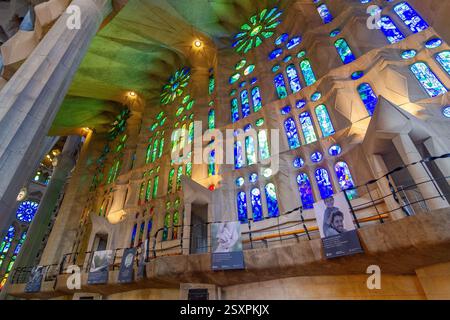 Buntglasfenster und Gang einer Sagrada Familia. Stockfoto
