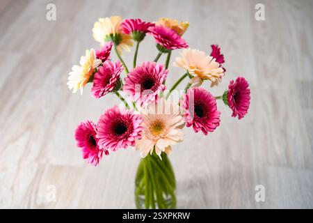 Strauß von bunten Gerbera-Blumen auf einem hölzernen Hintergrund mit negativem Raum Stockfoto