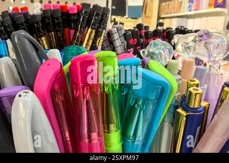In einem Kunsthandwerksladen finden Sie eine lebendige Kollektion von Stiften und Markern in verschiedenen Farben. Glänzende Oberflächen und verspielte Formen laden zur Kreativität und zum Leben ein Stockfoto