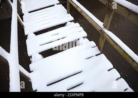 Schneebedeckte Brücke, abstrakte Aufnahme Stockfoto