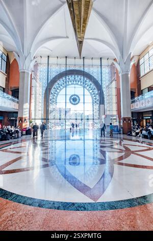 Der beeindruckende Eingangskorridor oder die Haupthalle des Bahnhofs in Marrakesch, Marokko, Nordafrika. Bekannt als Gare de Marrakesch. Stockfoto