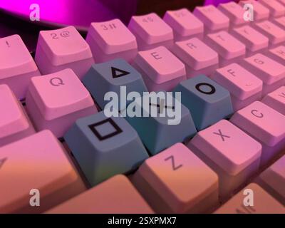 Mechanische Tastatur mit roten Laserschaltern, weiß mit weißen Tasten Stockfoto