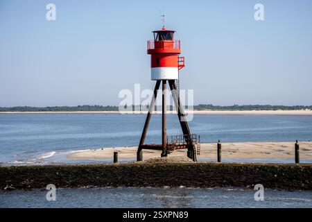 Borkum, Deutschland. Juni 2024. Das Fischerbalje-Leuchtfeuer, ein Wahrzeichen der Insel, steht auf einem Stativfeuer am Kopf des Borkumer Leitdamms. Quelle: Hauke-Christian Dittrich/dpa/Alamy Live News Stockfoto
