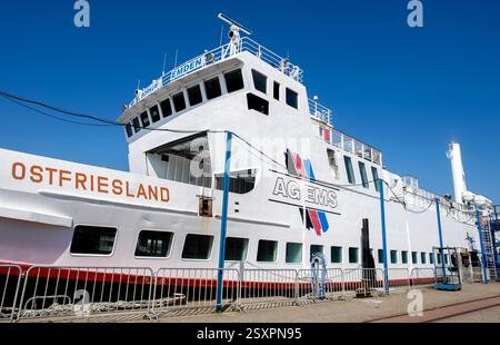 Borkum, Deutschland. Juni 2024. Die Fähre „Ostfriesland“ der Reederei AG Ems liegt an einer Kaimauer im Hafen der Insel Borkum. Die Reederei betreibt den Fährdienst von Emden und dem niederländischen Hafen Eemshaven zur westlichsten Nordseeinsel Deutschlands. Quelle: Hauke-Christian Dittrich/dpa/Alamy Live News Stockfoto