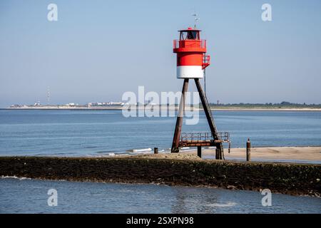 Borkum, Deutschland. Juni 2024. Das Fischerbalje-Leuchtfeuer, ein Wahrzeichen der Insel, steht auf einem Stativfeuer am Kopf des Borkumer Leitdamms. Quelle: Hauke-Christian Dittrich/dpa/Alamy Live News Stockfoto