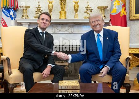 Washington, Usa. Februar 2025. U. US-Präsident Donald Trump, rechts, und der französische Präsident Emmanuel Macron, links, lächeln, während sie vor ihrem bilateralen Treffen im Oval Office des Weißen Hauses am 24. Februar 2025 in Washington, DC, die Hand schütteln Stockfoto