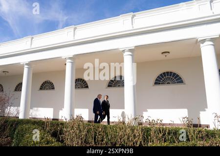 Washington, Usa. Februar 2025. U. US-Präsident Donald Trump, links, und französischer Präsident Emmanuel Macron, rechts, gehen gemeinsam entlang der Westkolonnade des Weißen Hauses, 24. Februar 2025 in Washington, DC Credit: Molly Riley/White House Photo/Alamy Live News Stockfoto