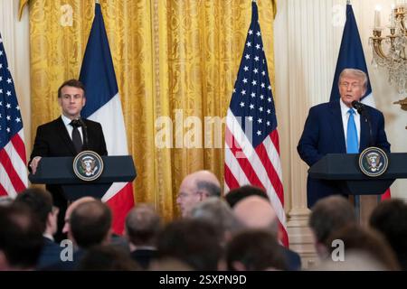Washington, Usa. Februar 2025. U. US-Präsident Donald Trump, rechts, antwortet auf eine Frage, während der französische Präsident Emmanuel Macron, links, während einer gemeinsamen Pressekonferenz im East Room of the White House, 24. Februar 2025 in Washington, DC, zuschaut. Credit: Molly Riley/White House Photo/Alamy Live News Stockfoto