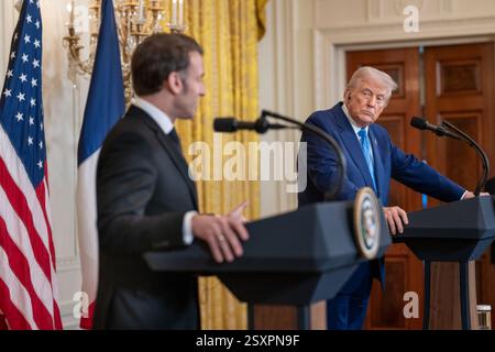 Washington, Usa. Februar 2025. U. US-Präsident Donald Trump, rechts, und französischer Präsident Emmanuel Macron, links, während einer gemeinsamen Pressekonferenz im East Room of the White House, 24. Februar 2025 in Washington, DC Credit: Molly Riley/White House Photo/Alamy Live News Stockfoto
