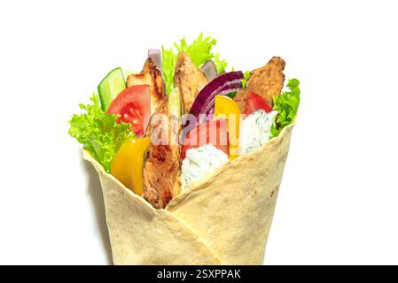 Griechisches Huhn Gyros wickeln mit Gemüse und Tzatziki-Sauce isoliert auf weißem Hintergrund, Designelement. Gesundes griechisches Essen. Döner Döner in Pita Brea Stockfoto
