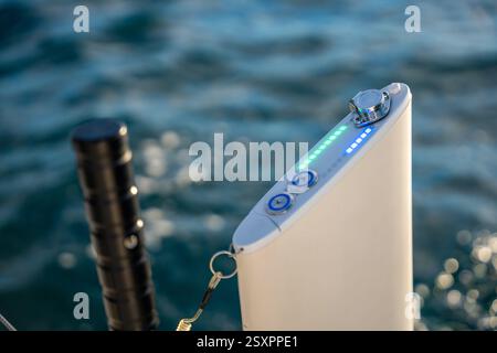 Nahaufnahme des Motors auf einer Sportyacht in der Bucht von Kotor, Montenegro, mit Blick auf fortschrittliche maritime Technologie und Leistung. Stockfoto