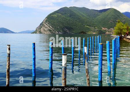 Das kleine Fischerdorf Maraglio auf der Insel Monte Isola im Iseosee, Italien. Stockfoto