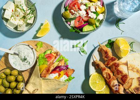Griechische Essensauswahl. Huhn Gyros Wrap, Souvlaki, Pita, griechischer Salat, Tzatziki, Fetakäse, Oliven für ein gesundes traditionelles Mittagessen. Mediterrane Stockfoto