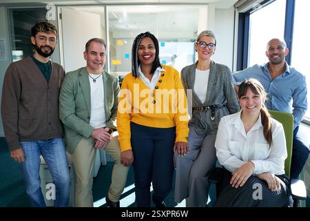 Startup-Business-Team, das sich im modernen Büro präsentiert: Zusammenarbeit und Erfolg. Stockfoto