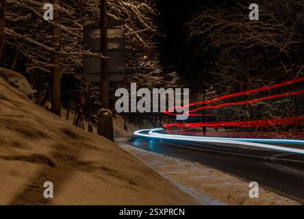 Kalter, schneebedeckter Winterabend in den farbigen Straßen der Stadt Liberec Stockfoto