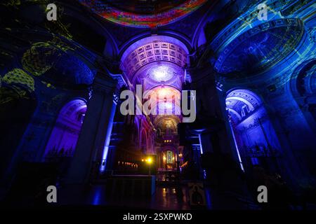 Der Quire in der St. Paul's Cathedral wurde für die Lichtinstallation beleuchtet. Stockfoto