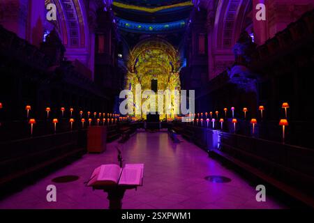 Der Quire in der St. Paul's Cathedral wurde für die Lichtinstallation beleuchtet. Stockfoto