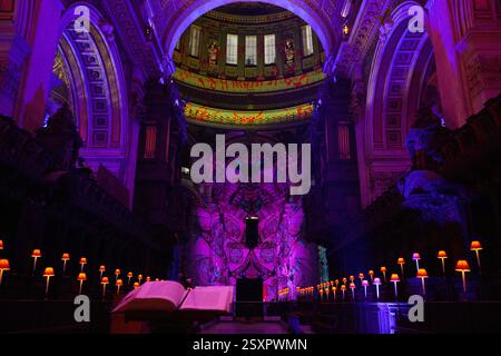 Der Quire in der St. Paul's Cathedral wurde für die Lichtinstallation beleuchtet. Stockfoto