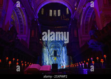 Der Quire in der St. Paul's Cathedral wurde für die Lichtinstallation beleuchtet. Stockfoto