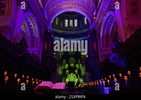 Der Quire in der St. Paul's Cathedral wurde für die Lichtinstallation beleuchtet. Stockfoto