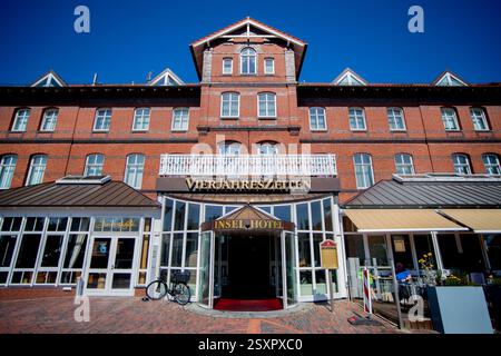 Borkum, Deutschland. Juni 2024. Ein Schild mit der Aufschrift „Inselhotel“ „VierJahreszeiten“ hängt an einem Hotelgebäude im Stadtzentrum. Quelle: Hauke-Christian Dittrich/dpa/Alamy Live News Stockfoto