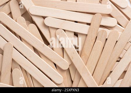 Holzeisstäbchen auf weißem Hintergrund. Draufsicht. Flache Lagen Stockfoto