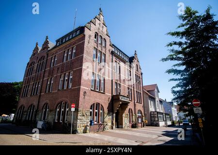 Borkum, Deutschland. Juni 2024. Das historische Rathaus befindet sich im Stadtzentrum auf der Nordseeinsel. Quelle: Hauke-Christian Dittrich/dpa/Alamy Live News Stockfoto