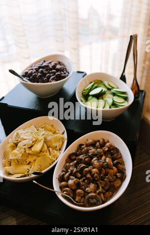 Frische Salatbar mit einer Auswahl an Gemüse und Oliven am Buffet in einem modernen Restaurant Stockfoto