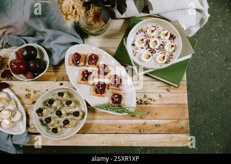 Köstliches Dessert mit verschiedenen Backwaren, Früchten und Desserts auf einem rustikalen Holztisch Stockfoto