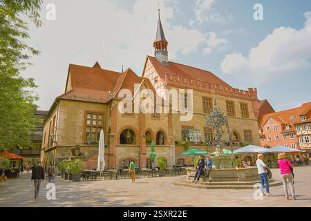 Altes Rathaus der Stadt Göttingen in Deutschland. Der Platz ist auch wegen des Gänseliesel-Brunnens berühmt, wo man Menschen sehen kann Stockfoto