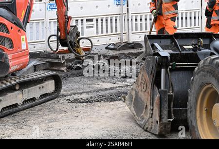 Stuttgart, Deutschland. Februar 2025. Die Straßenoberfläche wird zur Erneuerung mit einer Motorsense entfernt. Quelle: Bernd Weißbrod/dpa/Alamy Live News Stockfoto