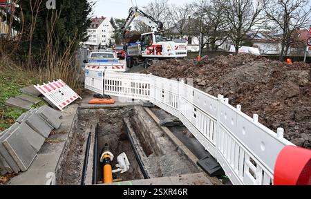 Stuttgart, Deutschland. Februar 2025. Leitungen für Versorgungsleitungen sind auf einer Baustelle zur Straßenerneuerung freigelegt. Quelle: Bernd Weißbrod/dpa/Alamy Live News Stockfoto