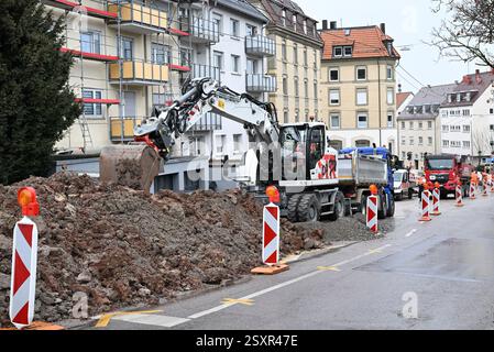 Stuttgart, Deutschland. Februar 2025. Ein Bagger schaufelt Erde auf einem Lkw auf einer Baustelle zur Straßenerneuerung. Quelle: Bernd Weißbrod/dpa/Alamy Live News Stockfoto