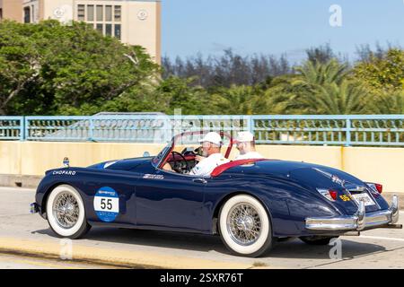 Ein Jaguar XK150 nimmt am 25. Februar 2025 am Miglia Experience USA Florida Autorennen 1000 in Deerfield Beach, FL, Teil Stockfoto